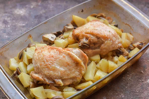 курица с картошкой и грибами в духовке рецепт фото 7